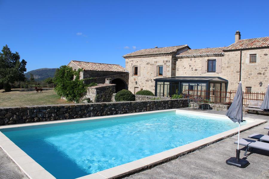 Bâtisse, piscine, terrasse