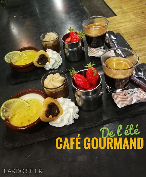 Deux assiettes en ardoise de cafés gourmands, avec café, fraises, mousses, crèmes brulées, chantilly, etc.