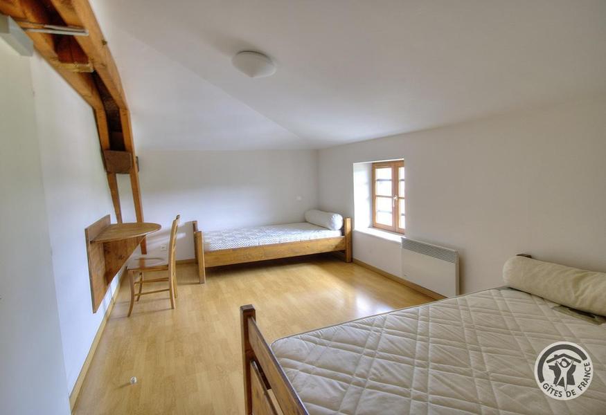 Grand Gîte communal - 15 personnes à Affoux - centre du village, en Haut Beaujolais, dans le Rhône : Chambre - 3 personnes - 2ème étage.