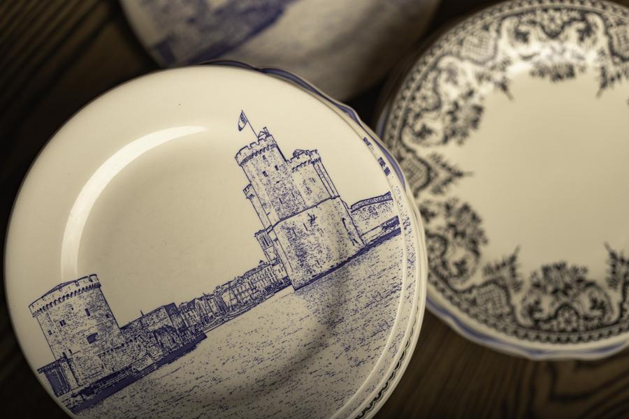 Assiette porcelaine avec les Tours de la Rochelle