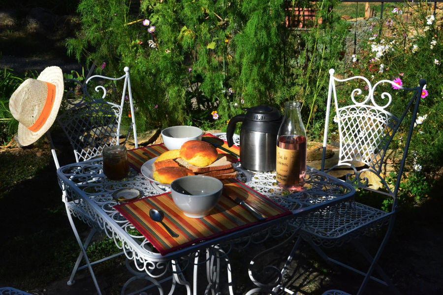 Un petit déjeuner dans les fleurs