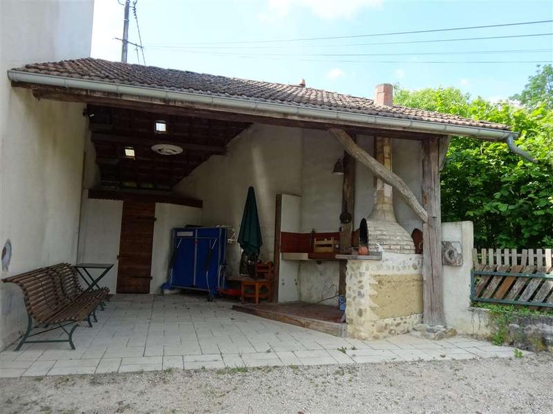 Lentrée du gîte et le barbecue