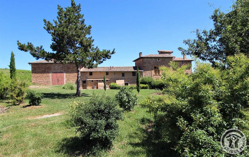 Gîte L'Annexe au Château de Pravins à Blacé  (Rhône, Beaujolais, proximité de Villefranche-sur-Saône) : le gîte côté jardin.