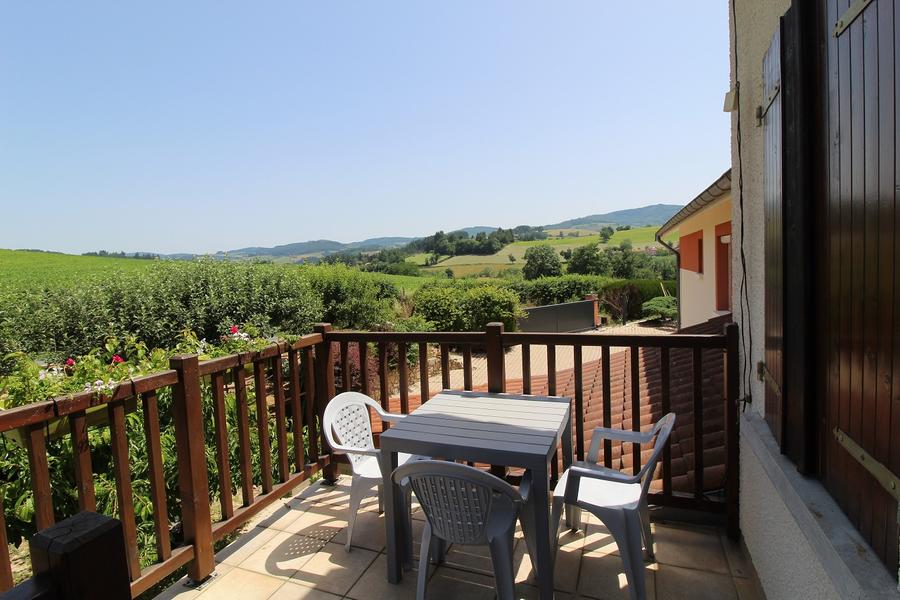 Gîte \'La Clef des Champs\' à Saint-Jean-La Bussière - 1 km du Lac des Sapins - (Rhône - Monts du Beaujolais) : balcon commun.