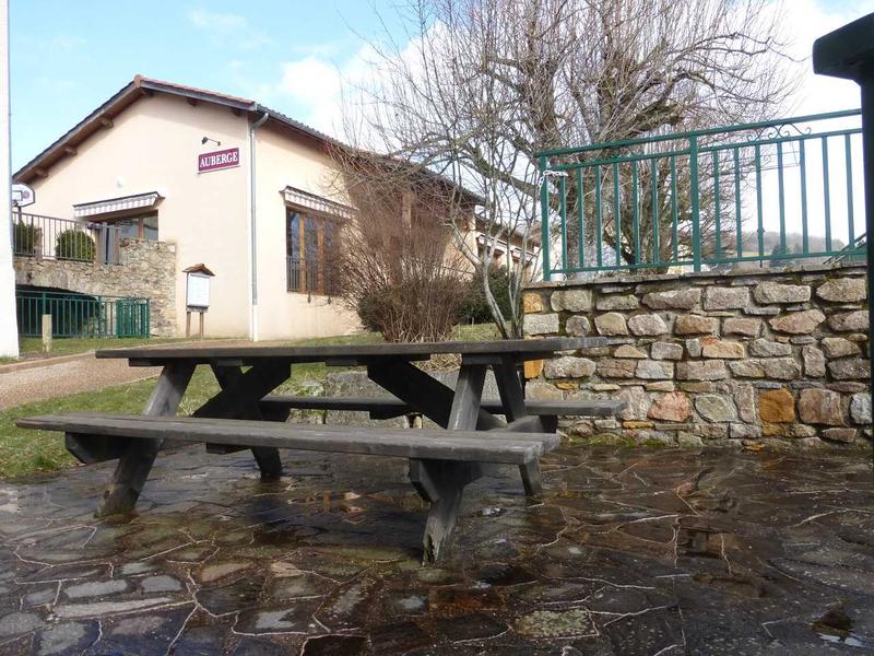 Gîte communal à AFFOUX - en Haut Beaujolais - Rhône : salon de jardin à disposition du GITE.