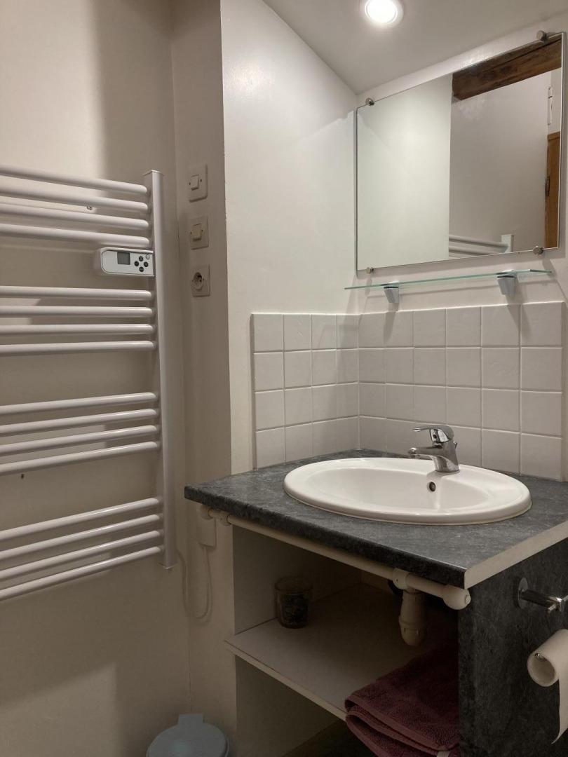 1 salle d?eau, douche, lavabo et wc, pour chaque chambre à l étage. Ici salle d?eau et wc, non attenante de la chambre, juste à côté, sur palier.