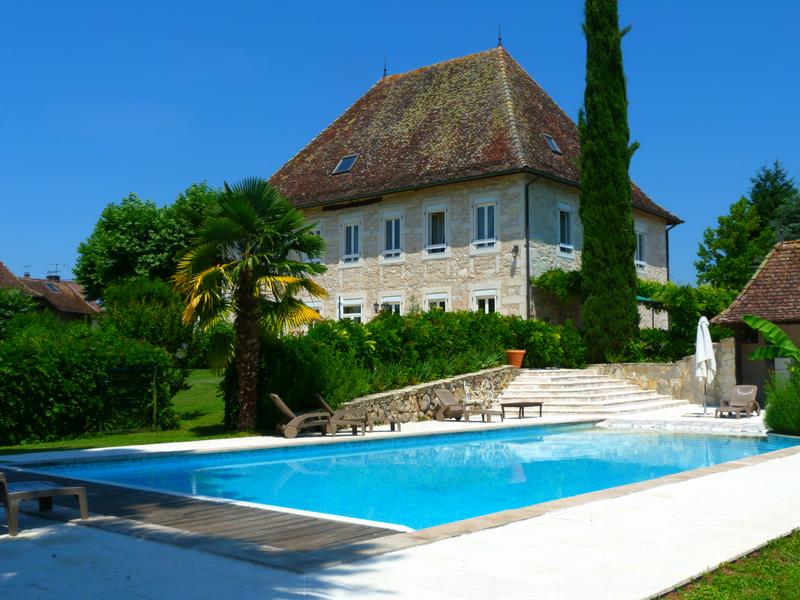 La piscine du gîte 5* du Domaine du Manoir aux Avenières-Veyrins-Thuellin La piscine du gîte 5* du Domaine du Manoir aux Avenières-Veyrins-Thuellin