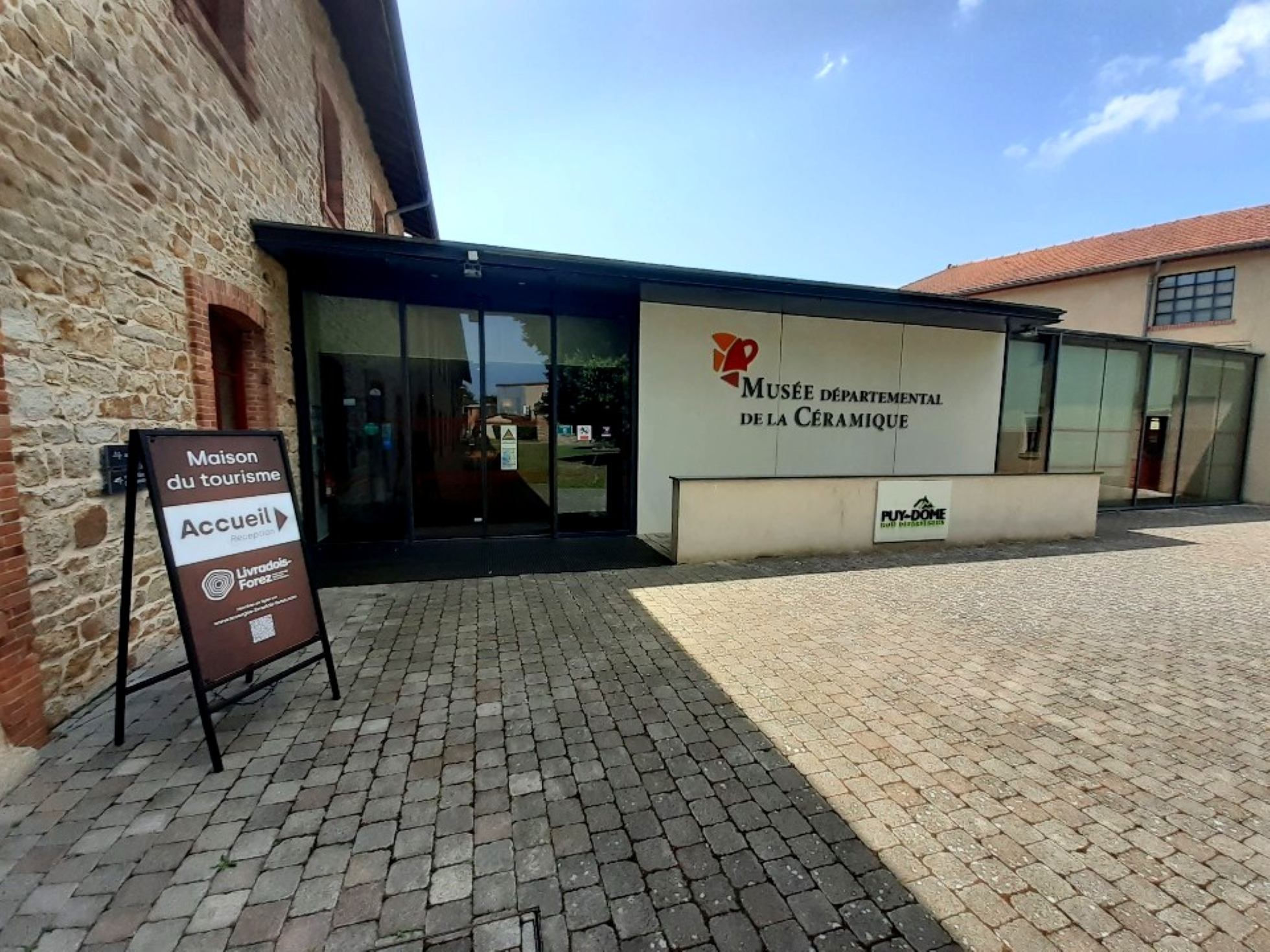 Extérieur du musée et du Point d'information touristique.