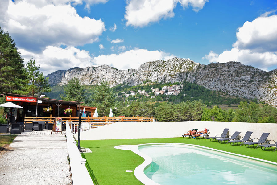 Piscine et restaurant