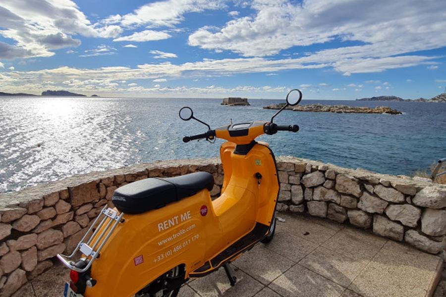 Découvrir les calanques en scooter électrique avec GPS!