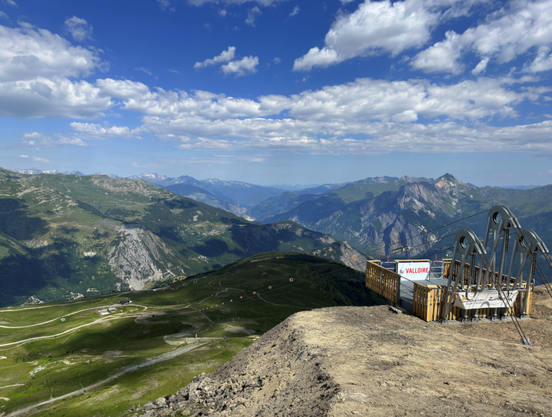 Vue sur les sommets depuis le départ de la tyrolienne géante à Valloire
