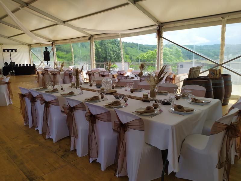 Table des mariés sous chapiteau