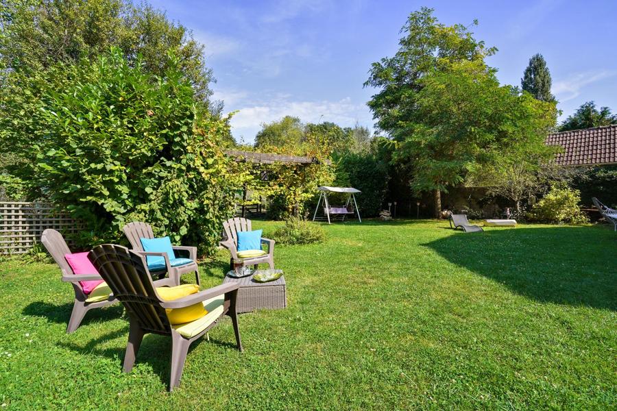 Grand jardin avec salon, terrasse, chaises longues... Grand jardin avec salon, terrasse, chaises longues...