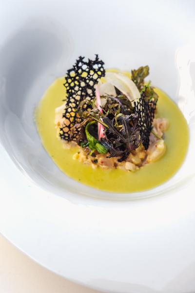 Un plat sur un fond blanc