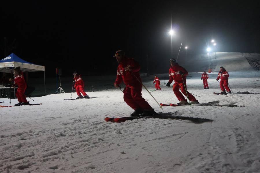 Descentes aux flambeaux des moniteurs de l