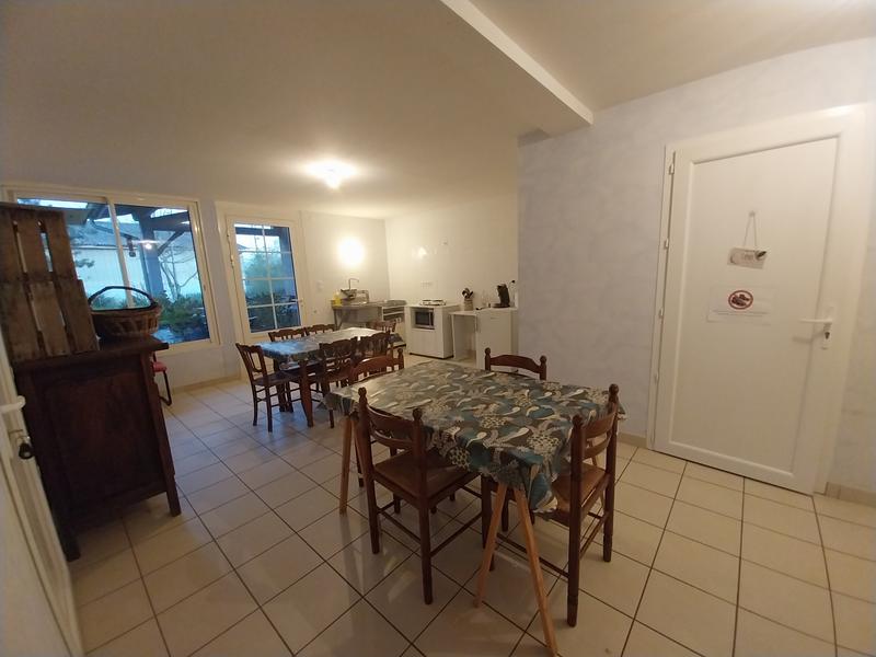 espace commun  _ Dortoir du camping de la Tours des Saveurs au bord de la Via Rhôna à Brangues - Balcons du Dauphiné