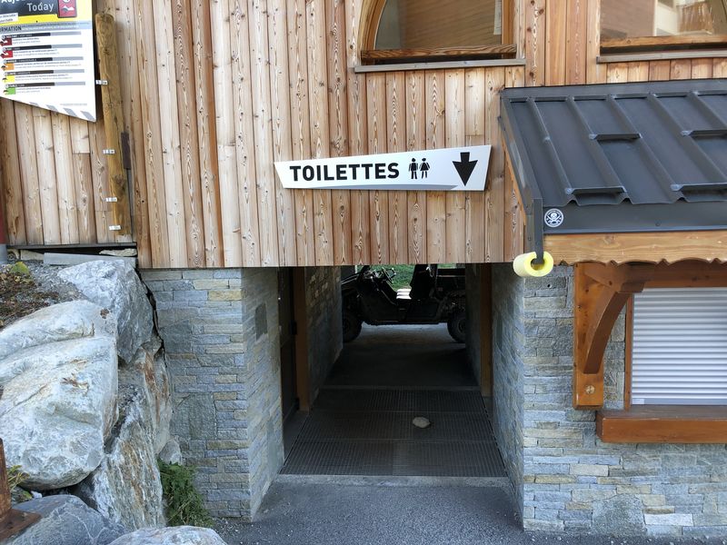 Toilettes publiques - Front de neige