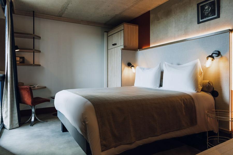 Une chambre avec un lit double.