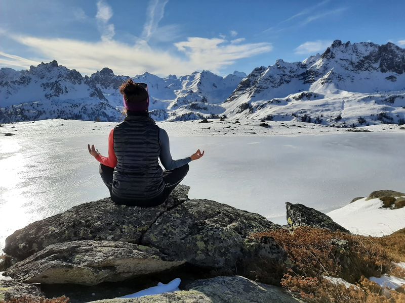 Séjour bien-être en Clarée - © Marie Henrotte Méditation au bord du lac - © Marie Henrotte
