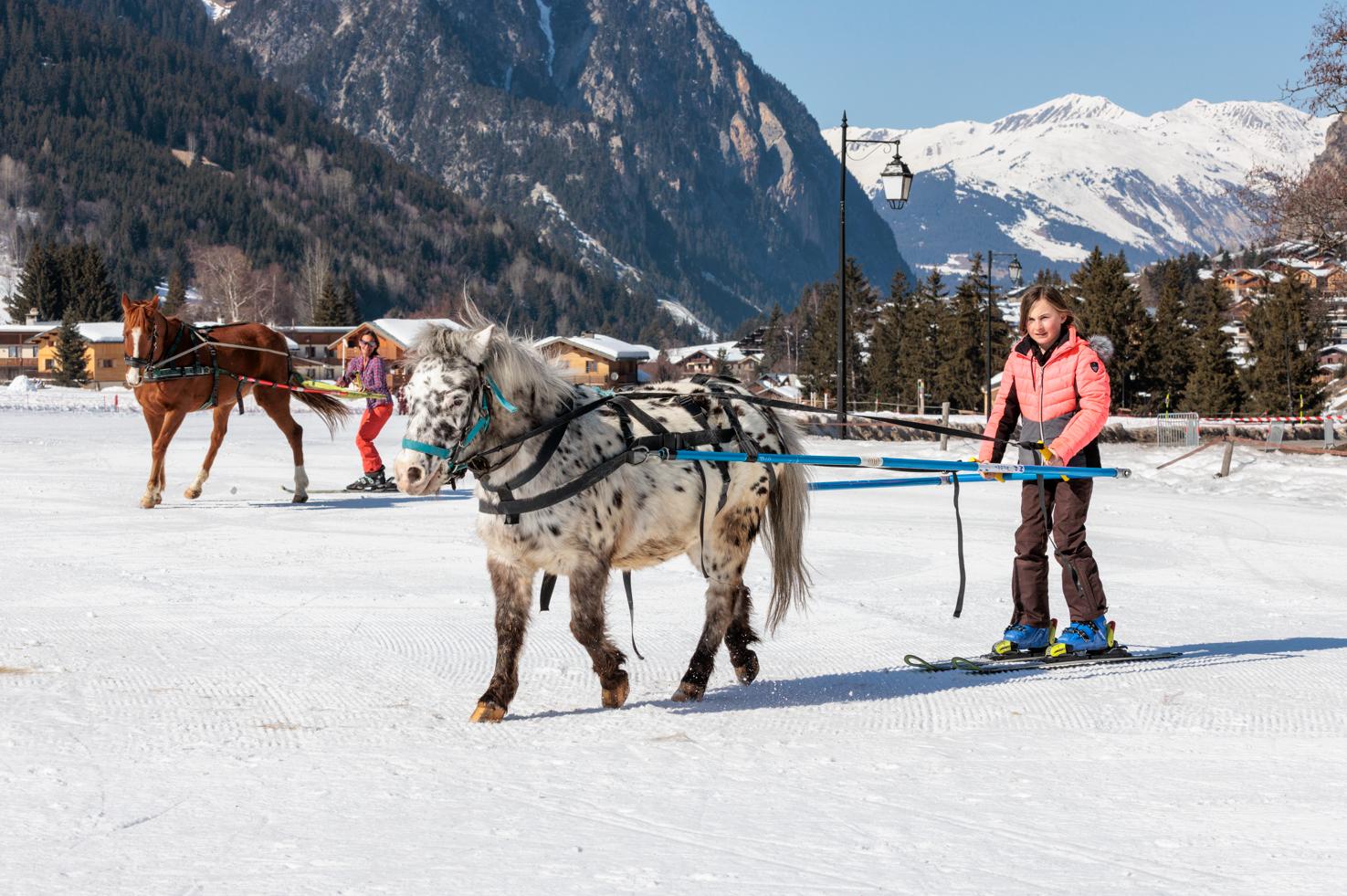 Ski joëring enfant avec un poney