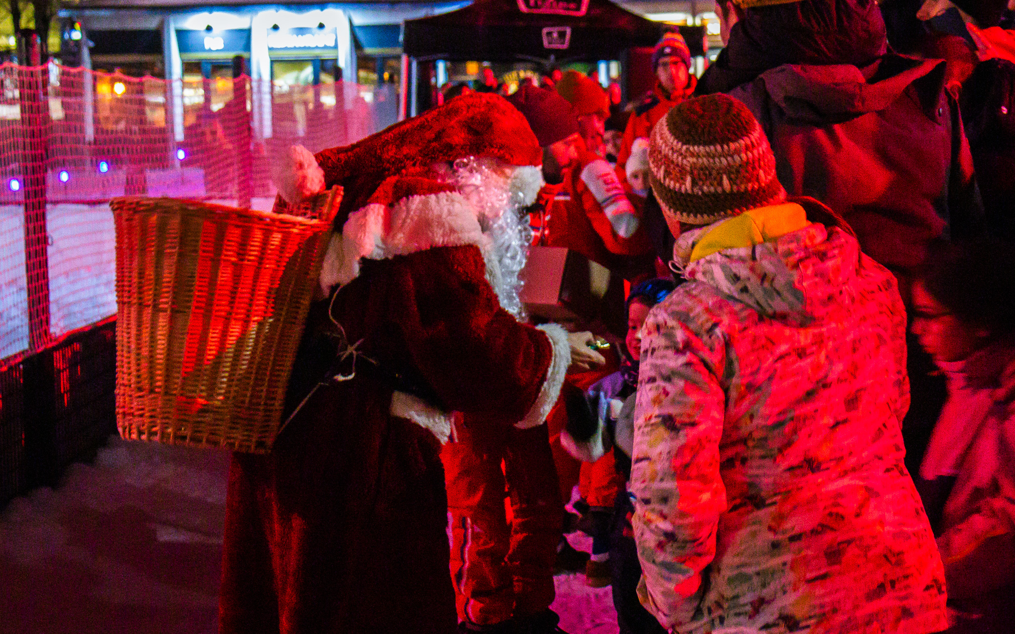 De kerstman komt aan in Flaine Forum