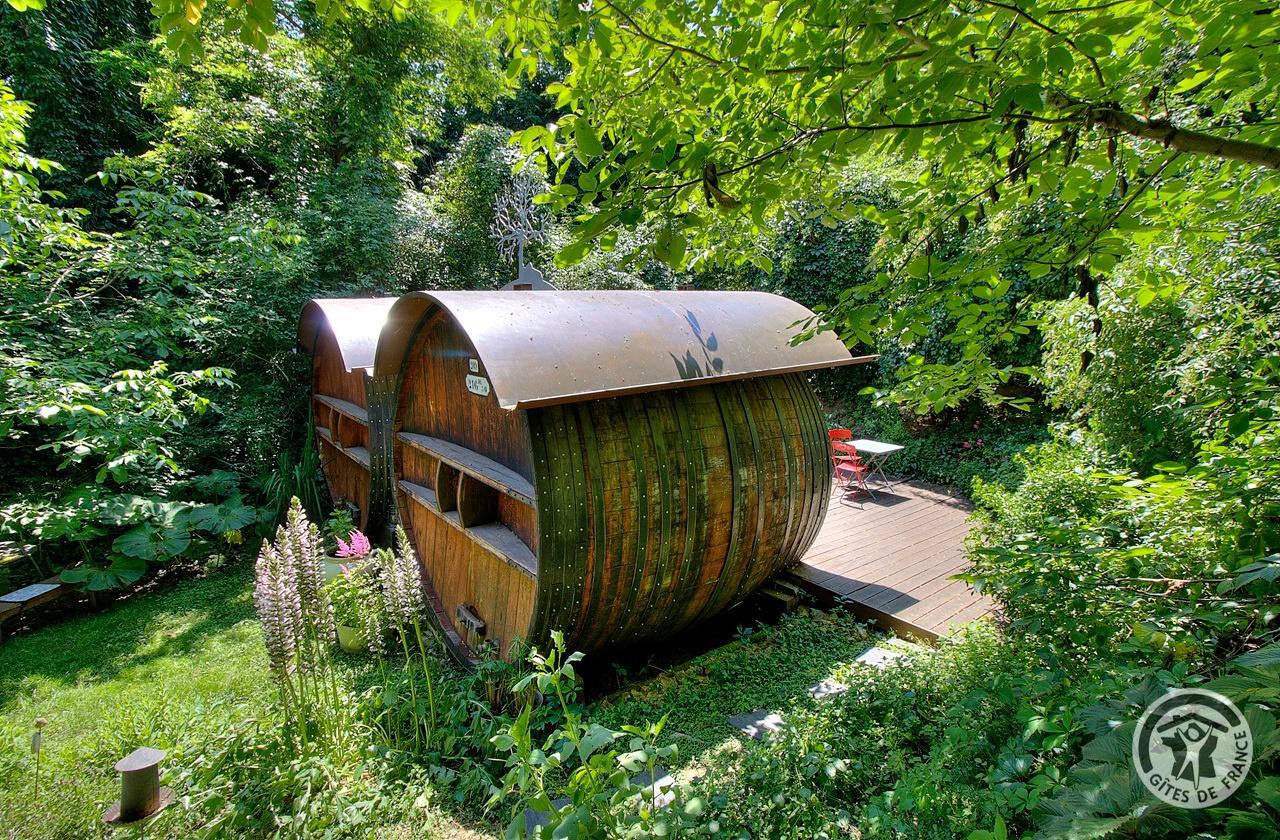 Hébergement insolite/Chambre d'Hôtes dans des foudres viticoles à Villié-Morgon, au coeur des crus du Beaujolais, dans le Rhône.