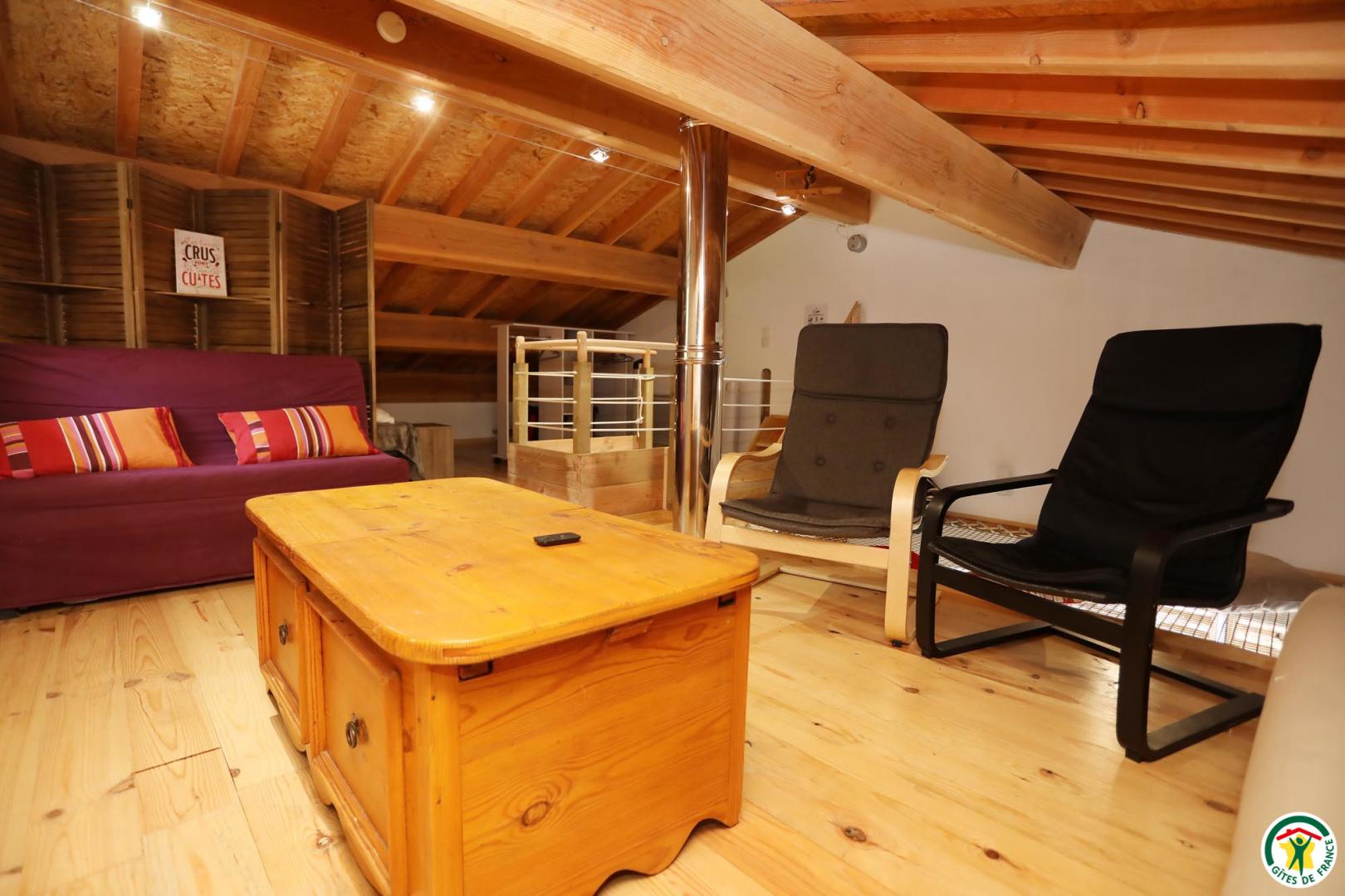 Mezzanine : Pièce mansardée avec deux lits simples, deux canapés convertibles et fauteuils, TV
