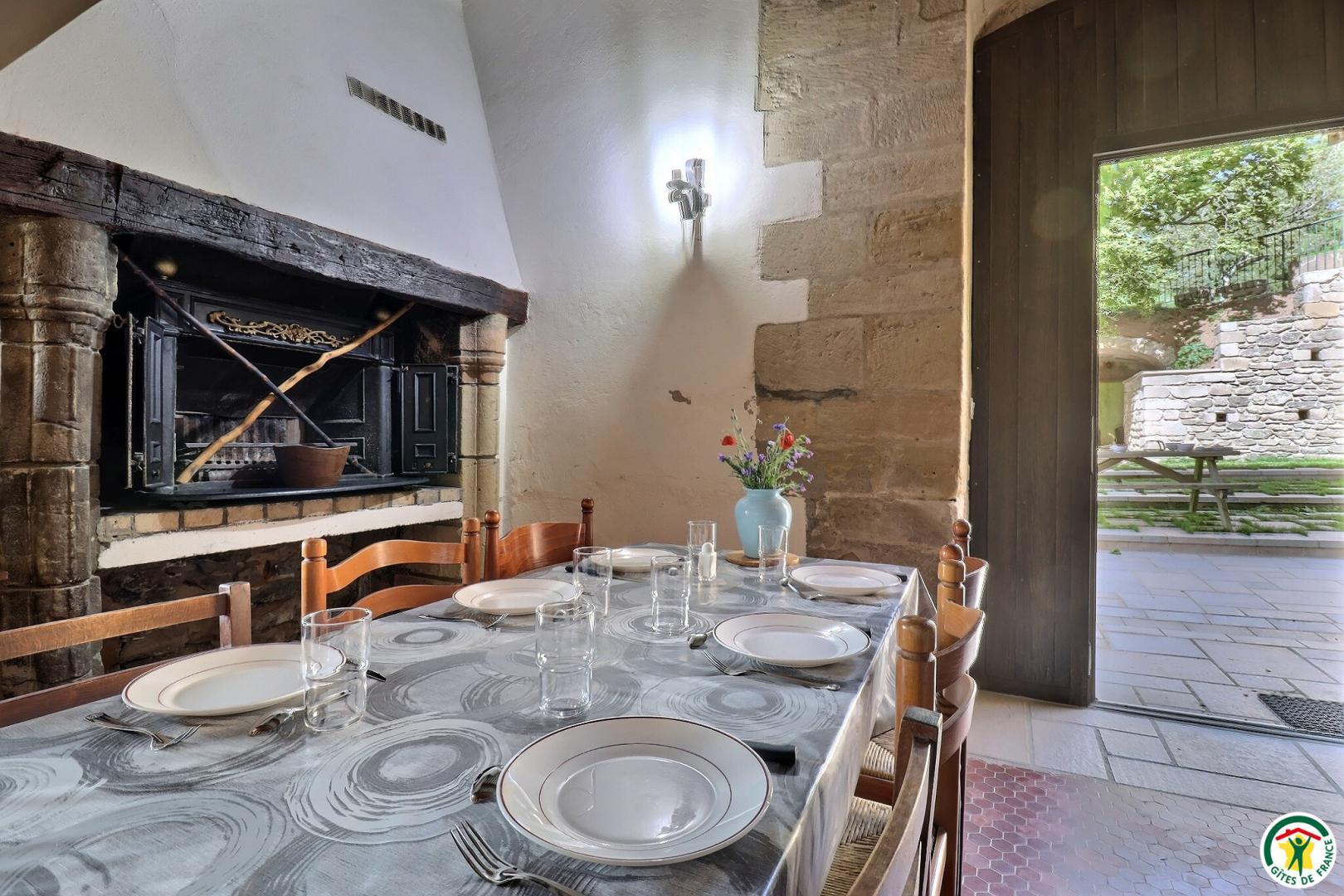 Entrée du gîte et espace repas, cheminée décorative