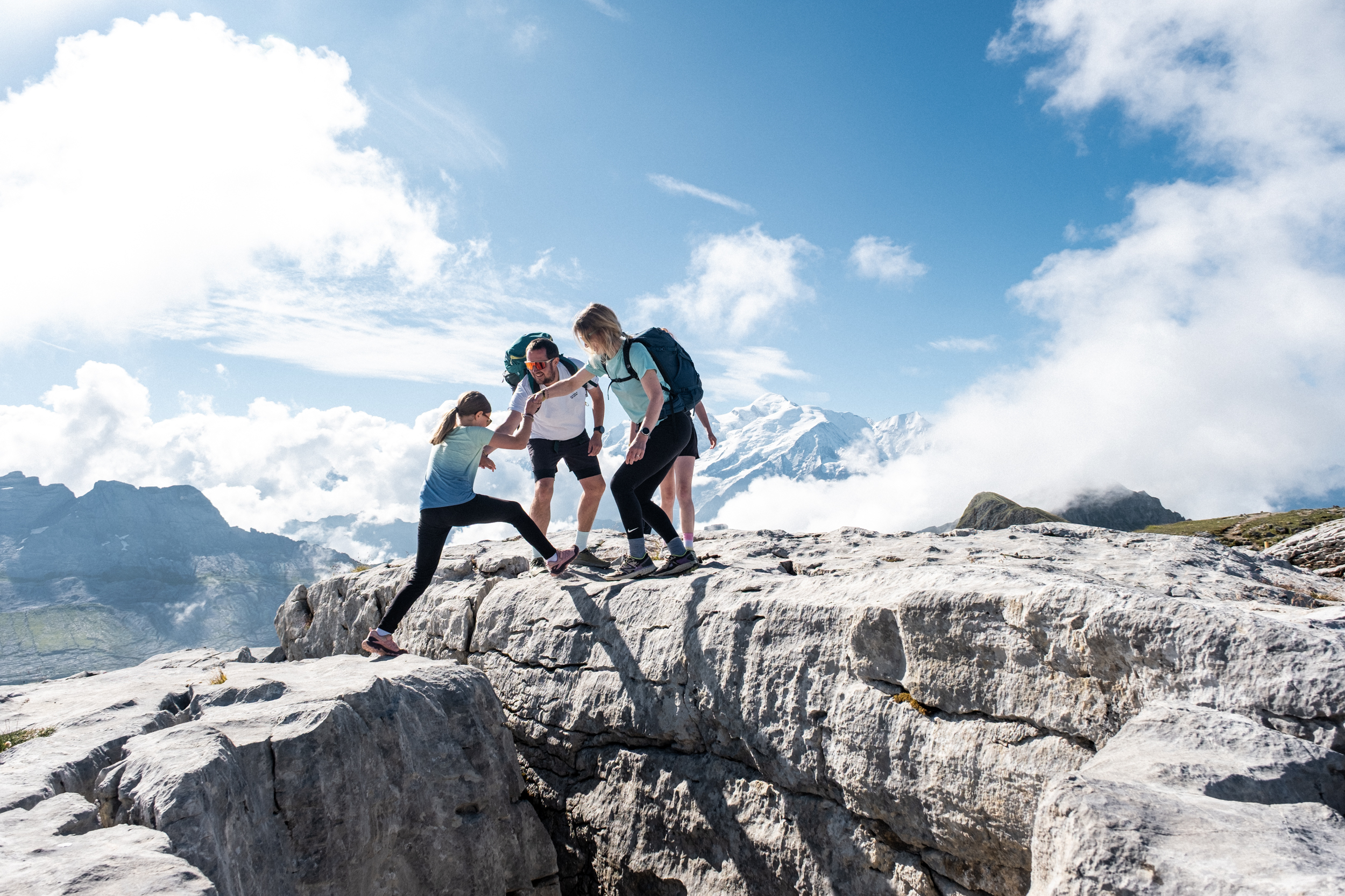 Fillette enjambant une crevasse