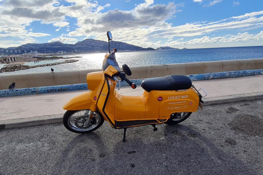 Découvrir les calanques en scooter électrique avec GPS!