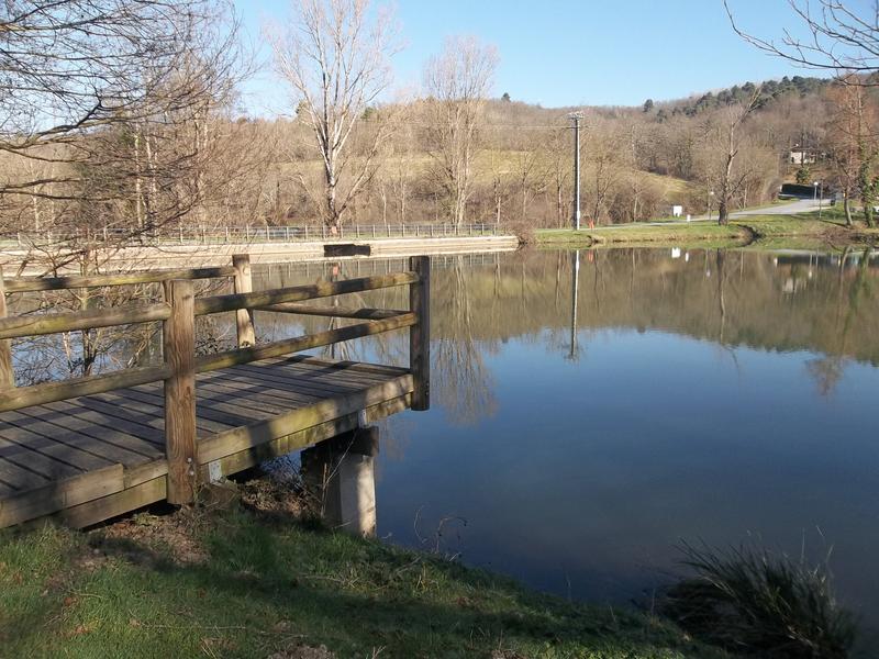 Ponton de pêche du Lac du Lézert