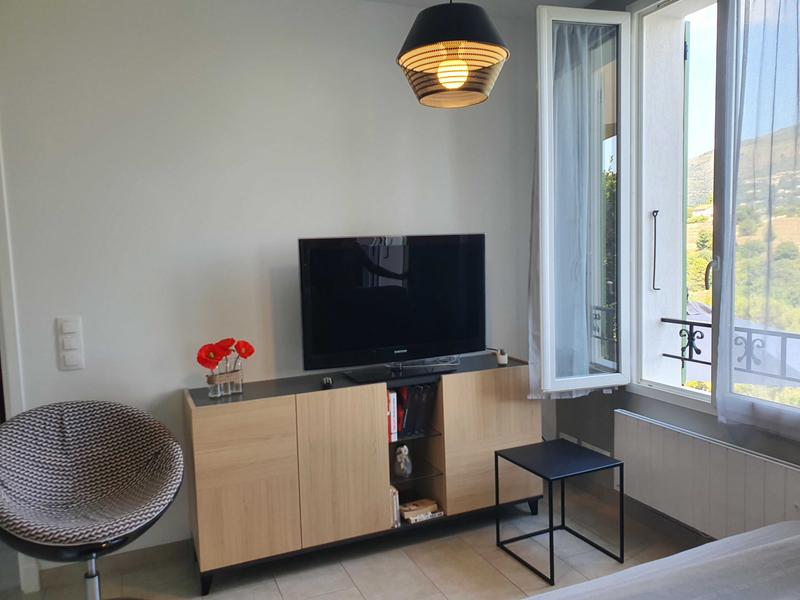 Coin salon avec vue sur montagnes Gîte Magnolia à Colomars Gîtes de France Alpes-Maritimes