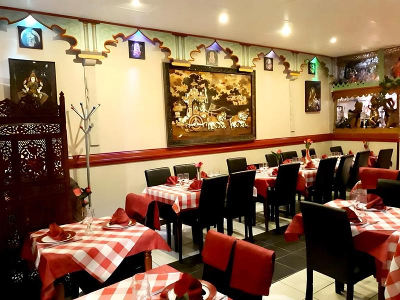 Les tables sans clients à l'intérieur du restaurant.
