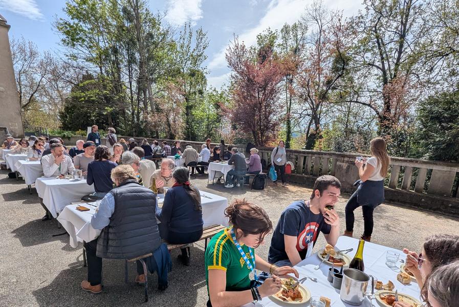 Repas en terrasse à l'occasion d'un rassemblement associatif