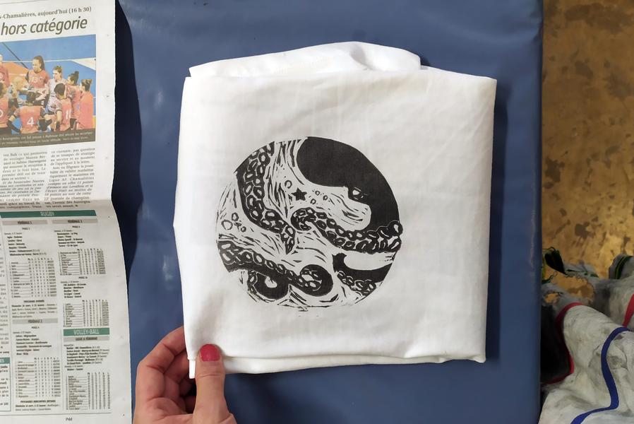 Initiez-vous à la linogravure et imprimez votre motif textile avec Albane | CAOUA