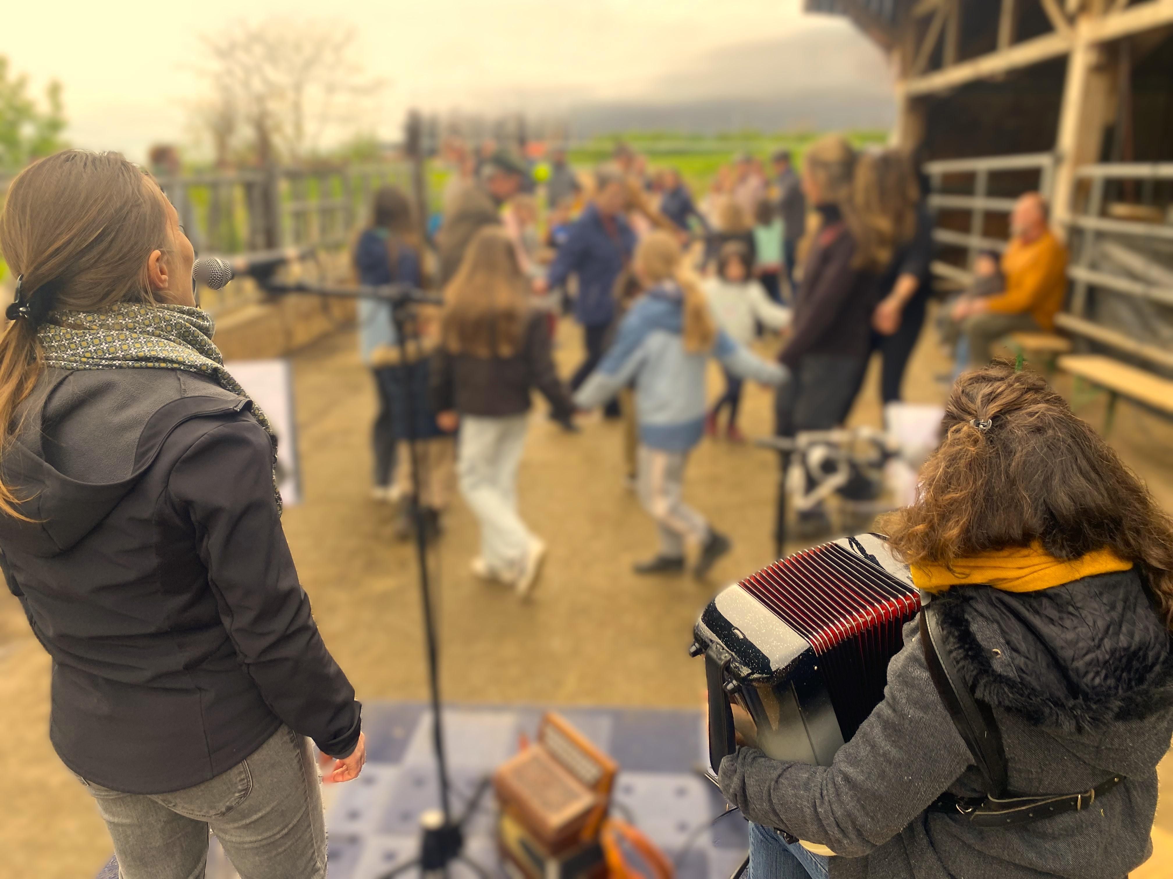 "Le bal des familles" par la compagnie les petites Motnotes - Plats