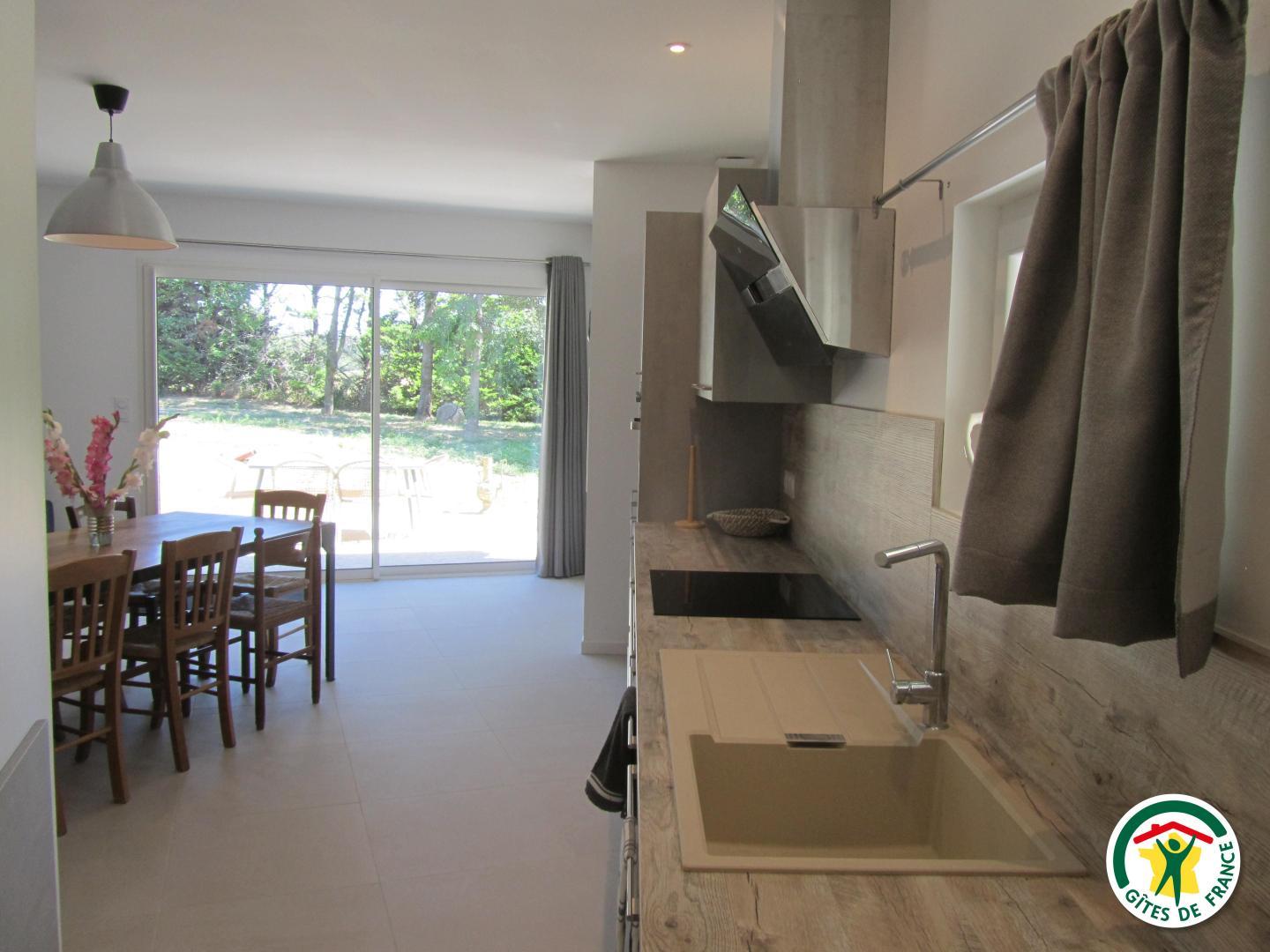 Entrée du gîte par une baie vitrée