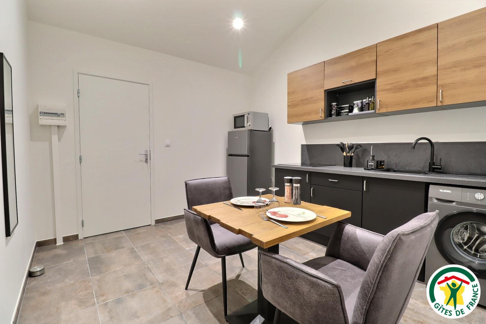 Entrée, espace repas et cuisine