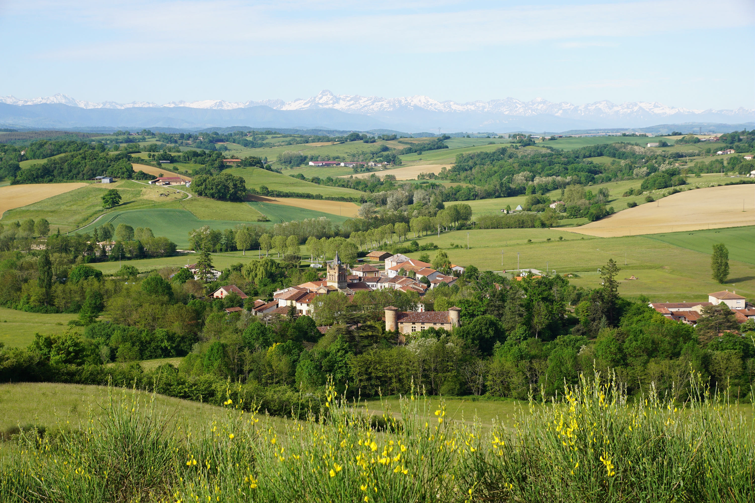 Vue sur le village de Saint-Martin-d'Oydes et la chaîne des Pyrénées