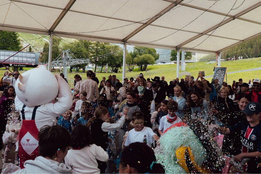 Goûter et bataille de confettis_Val-d'Isère