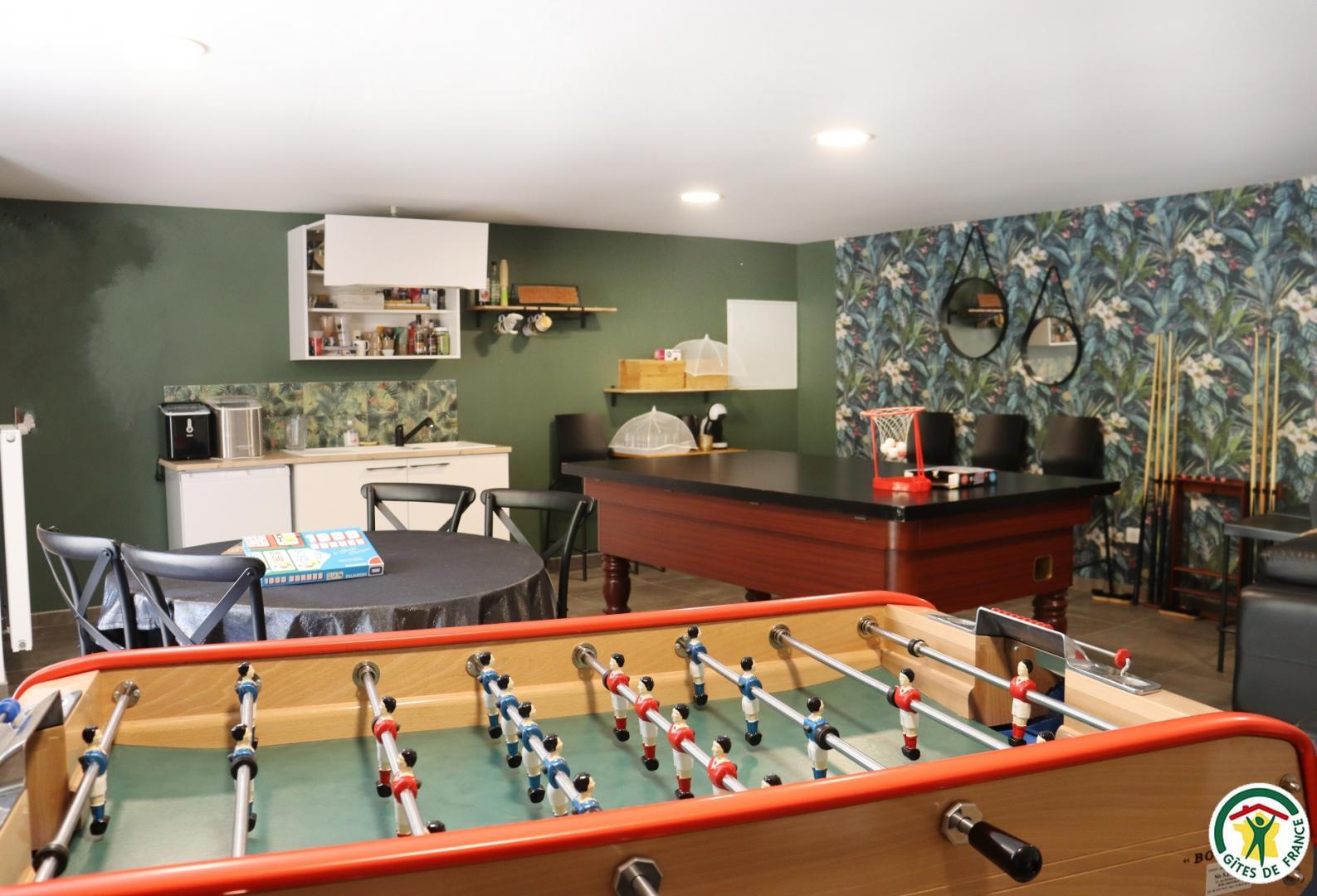 Salle de jeux : babyfoot, billard, jeux de sociétés, livres, piano