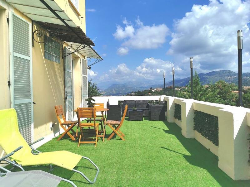 Terrasse coin repas vue sur les montagnes du Mercantour- Villa Madeleine - Gîtes de France Colomars
