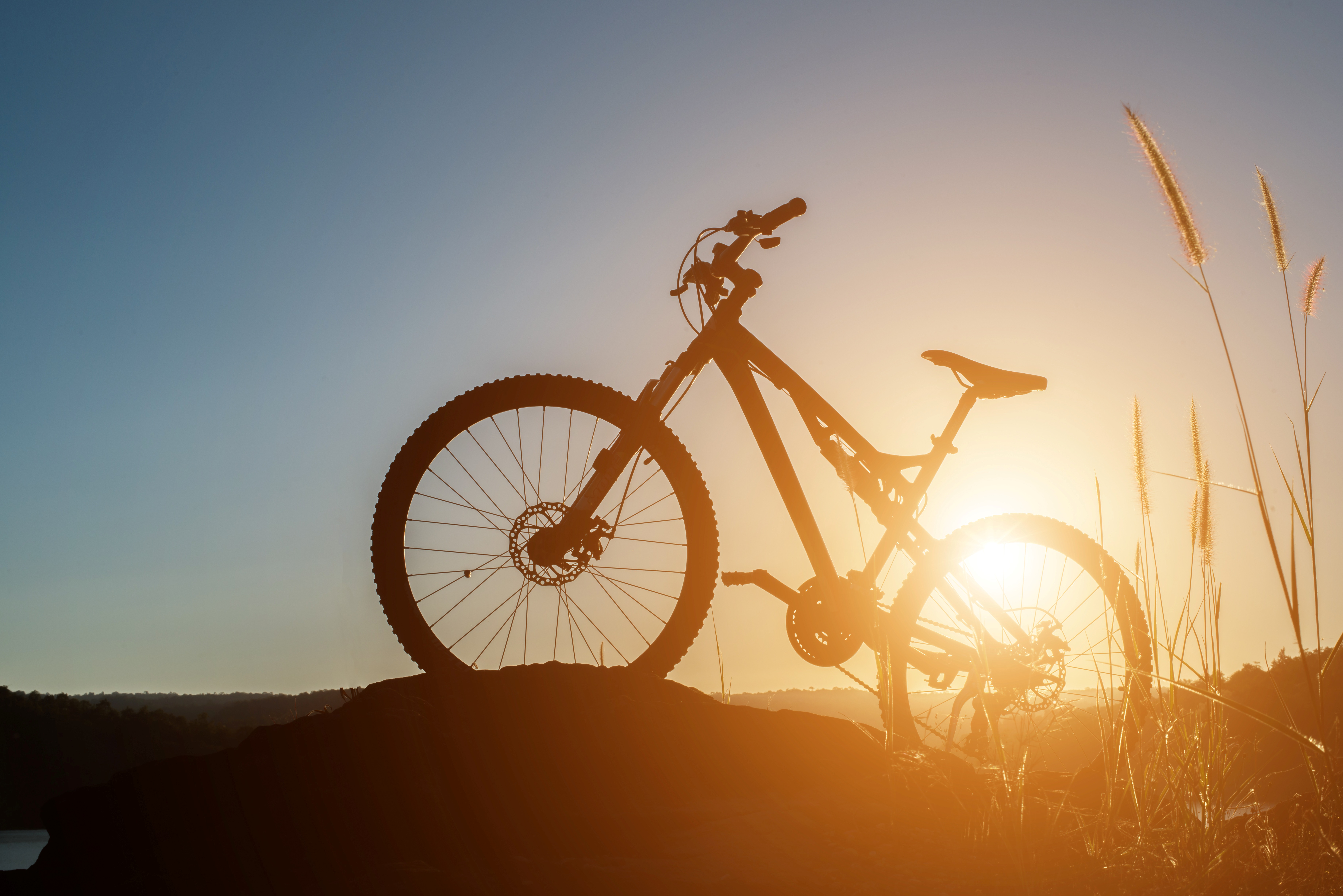 VTT devant un soleil couchant
