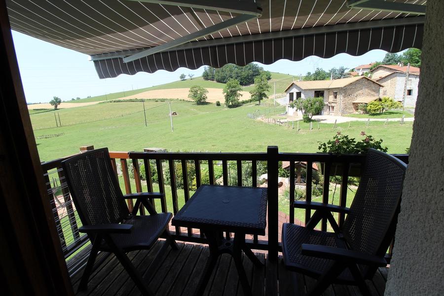 Gîte \'La Clef des Champs\' à Saint-Jean-La Bussière - 1 km du Lac des Sapins - (Rhône - Monts du Beaujolais) : balcon avec vue sur la campagne.