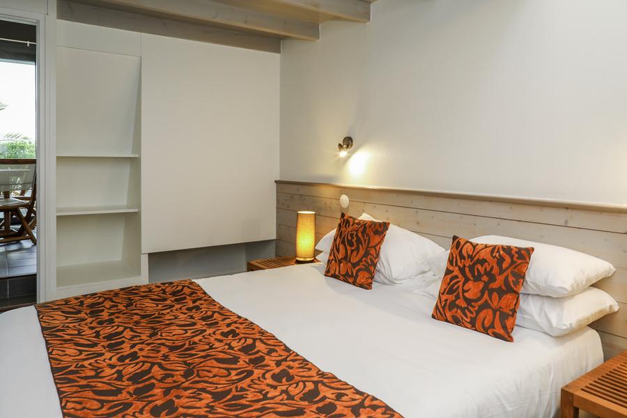 Chambre avec lit double de loft