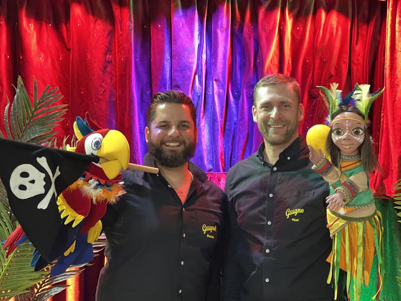 Guignol et Rio le majestueux perroquet