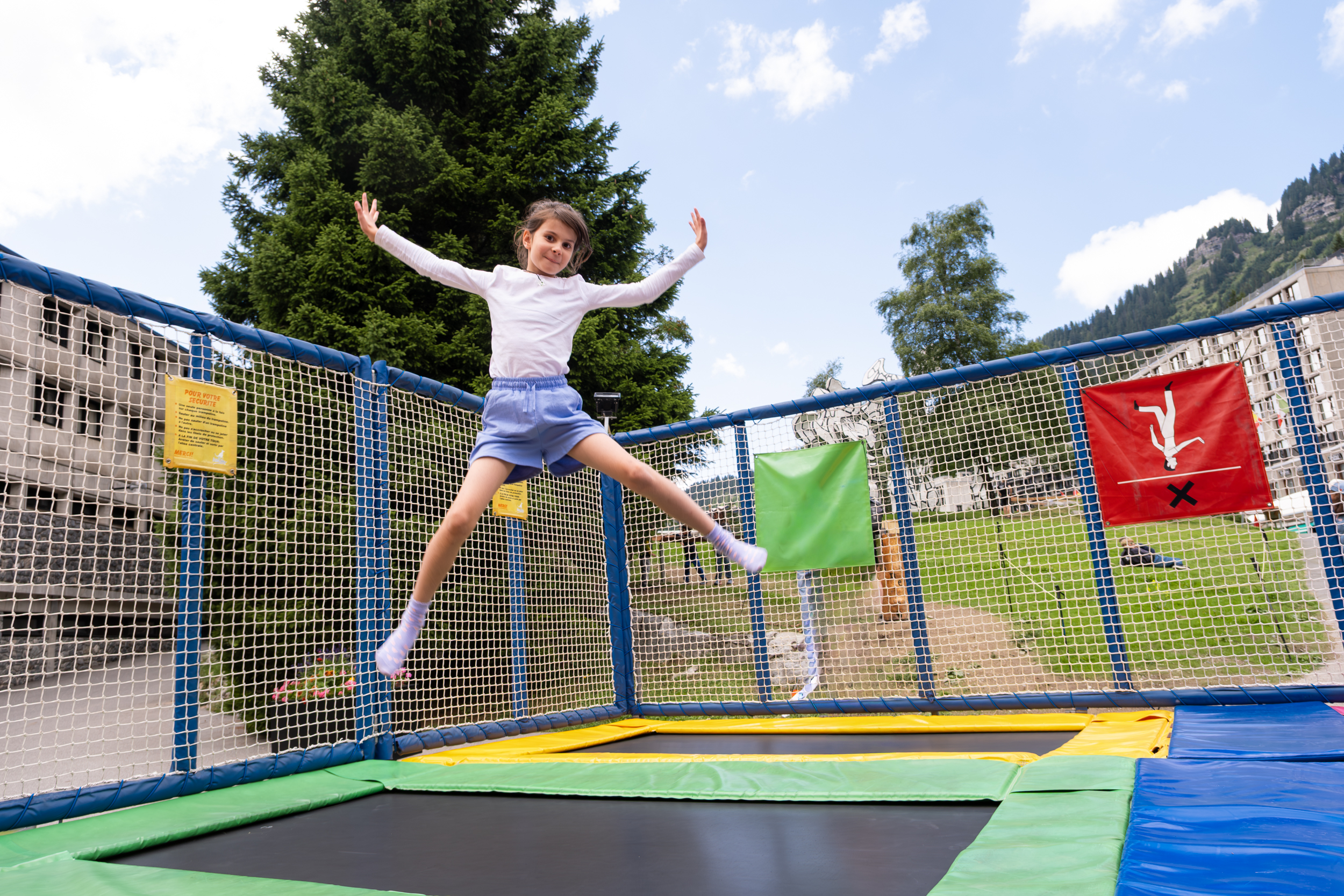 Hoog springend meisje