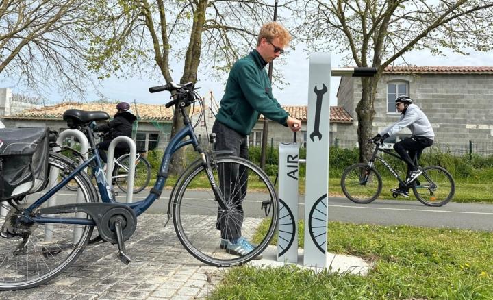 Borne de réparation de vélo - Maison du Fier