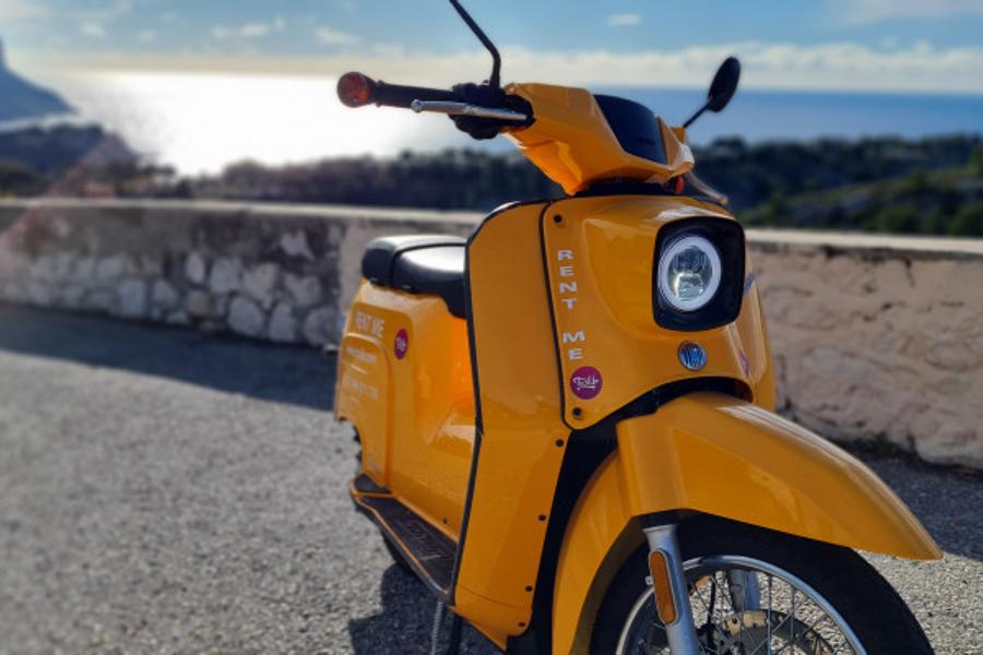 Découvrir les calanques en scooter électrique avec GPS!