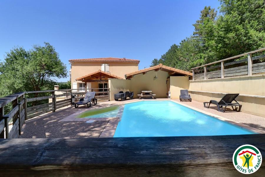 Piscine : 8x4 m commune à un autre gîte de 6pers, ouverte de juin à sept.
